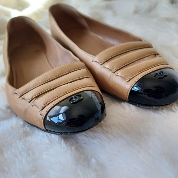 Authentic CHANEL Tan Leather flats with black toe cap, size 37.5 / 7 - Picture 1 of 11